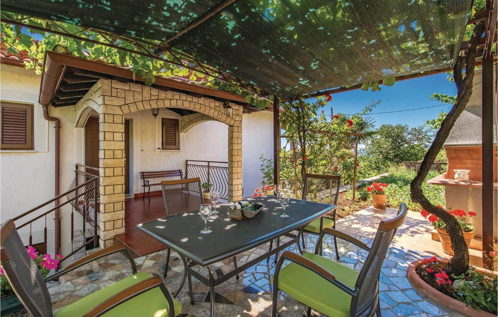 2 Bedroom Lovely Apartment In Lovran Exterior foto