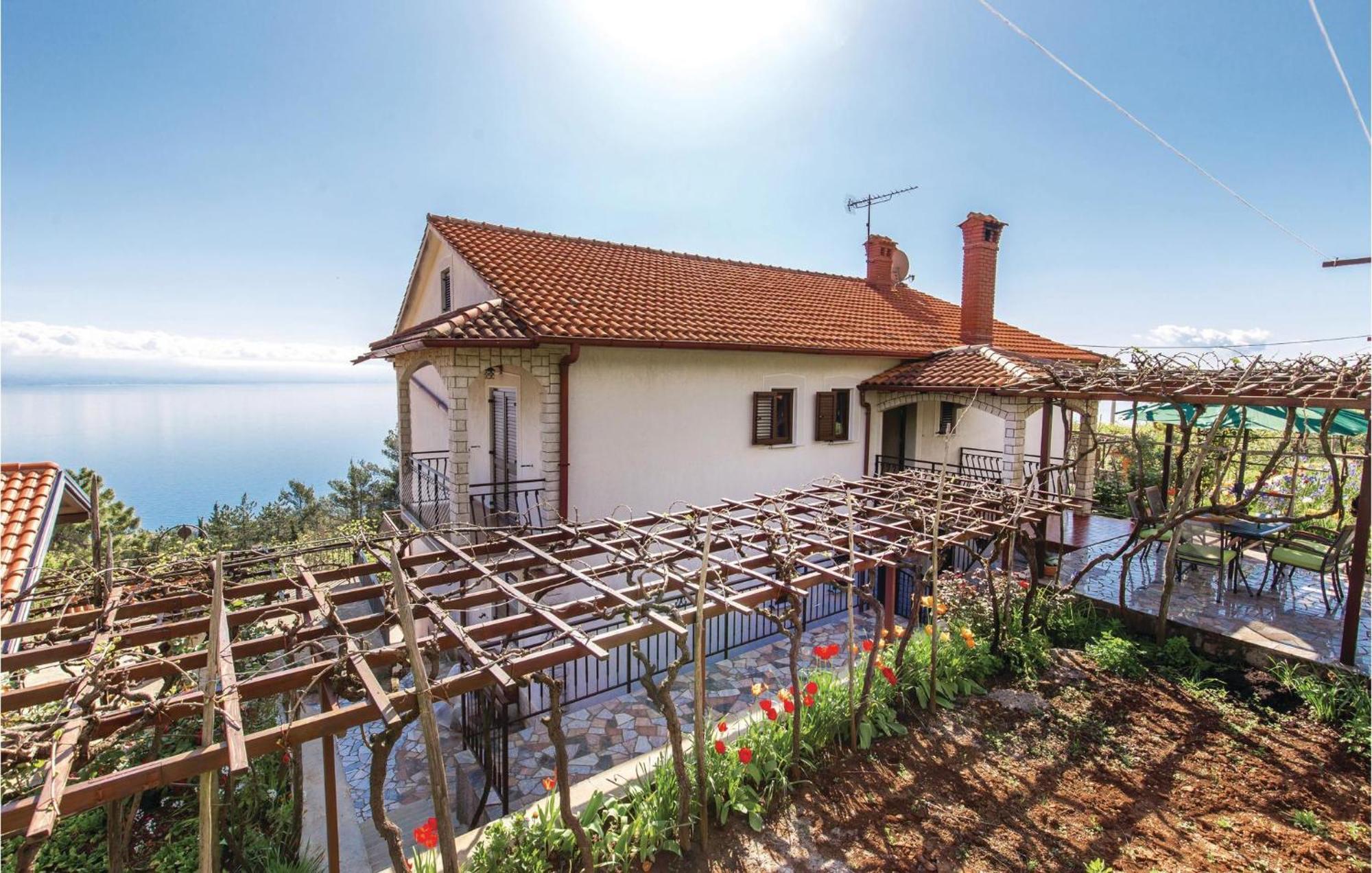 2 Bedroom Lovely Apartment In Lovran Exterior foto